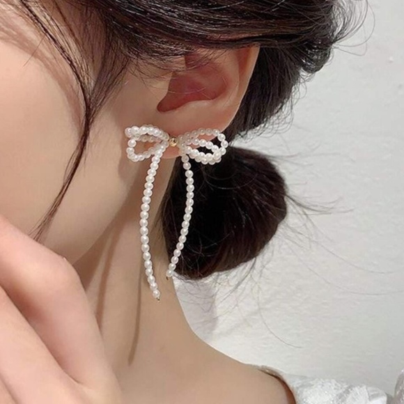 Luxe Faux Pearl Romantic Bow Earrings - Picture 4 of 9